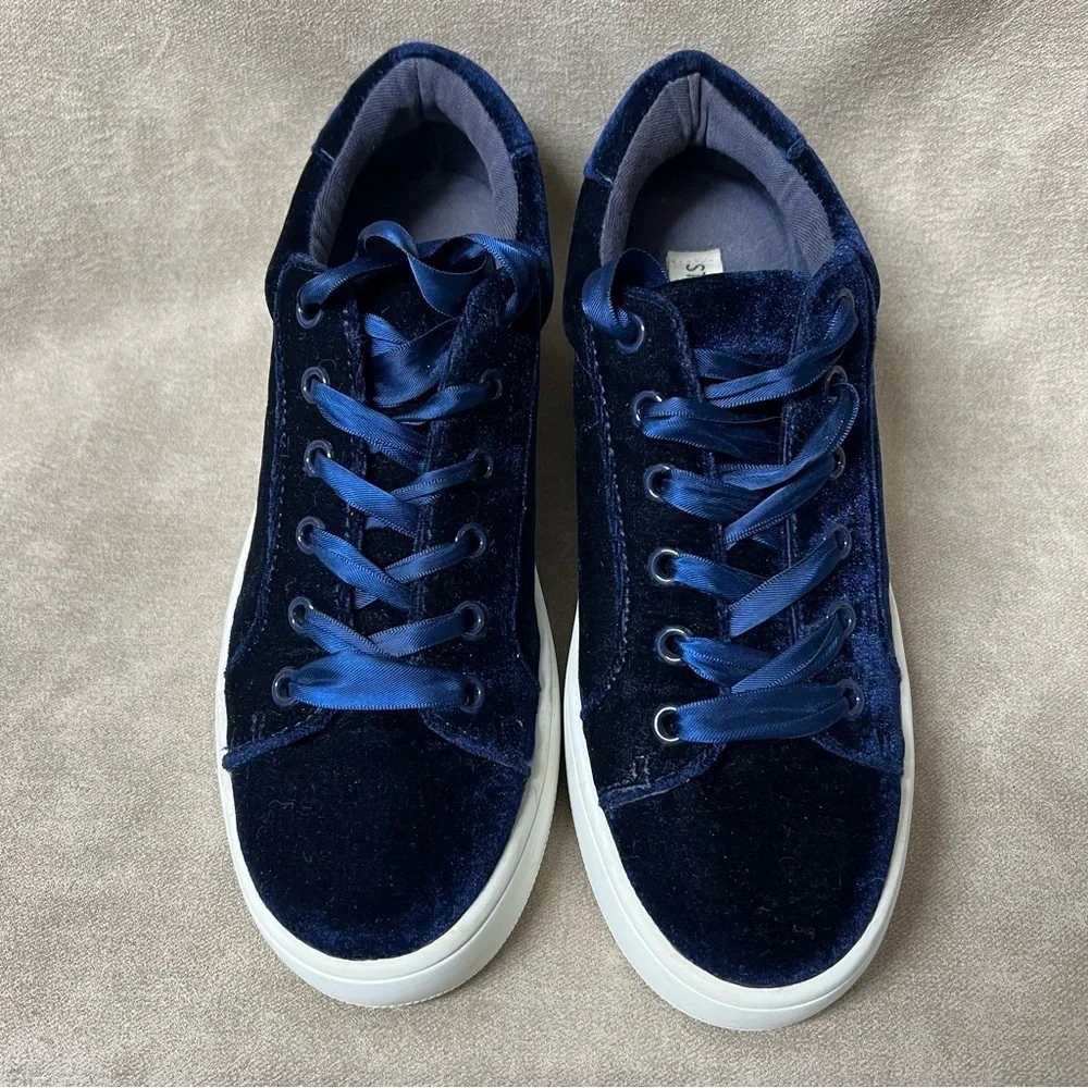 Steve Madden Blue Velvet Satin Snickers Sz 6